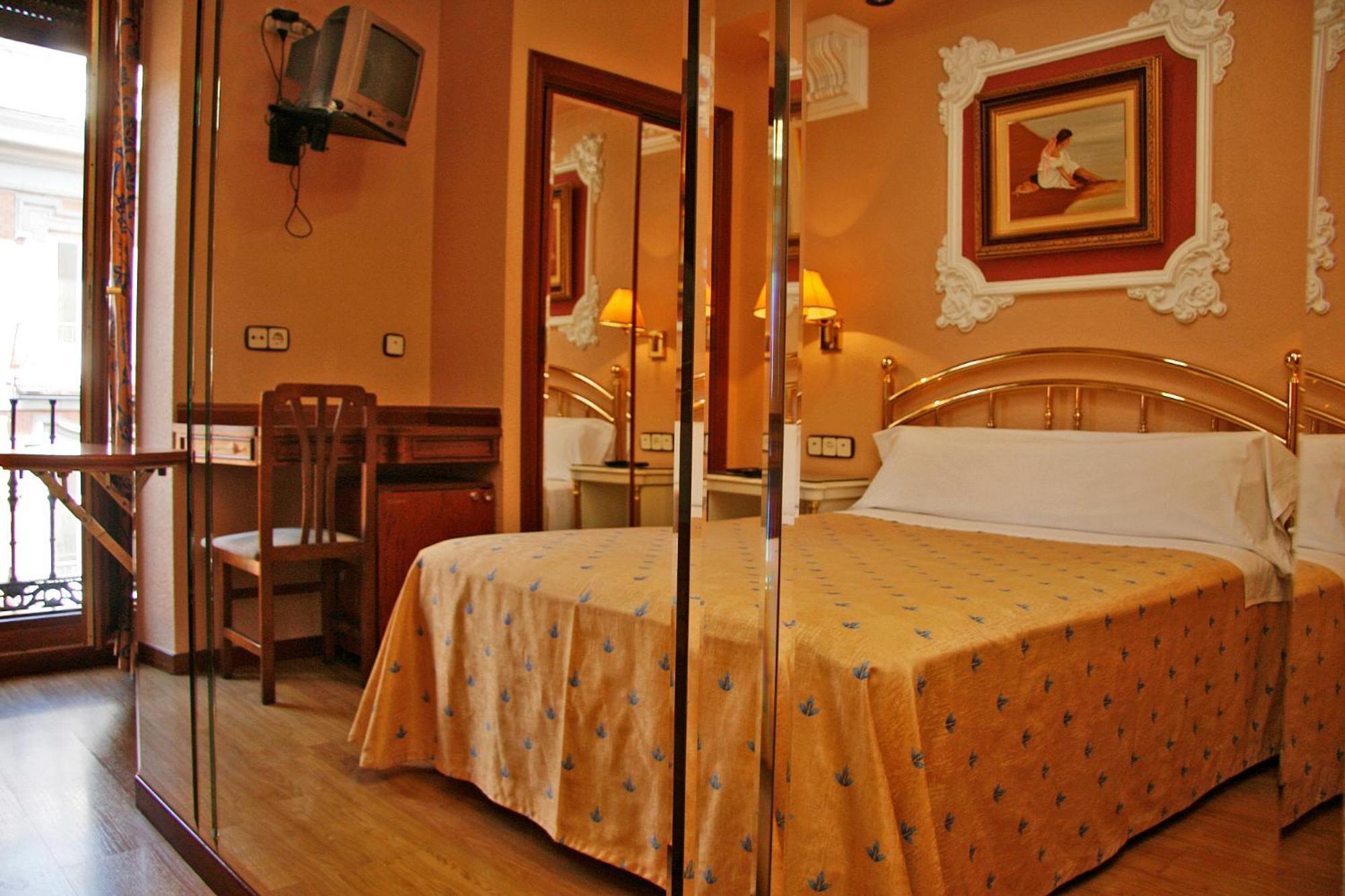 Hostal Victoria III Madrid Exterior foto
