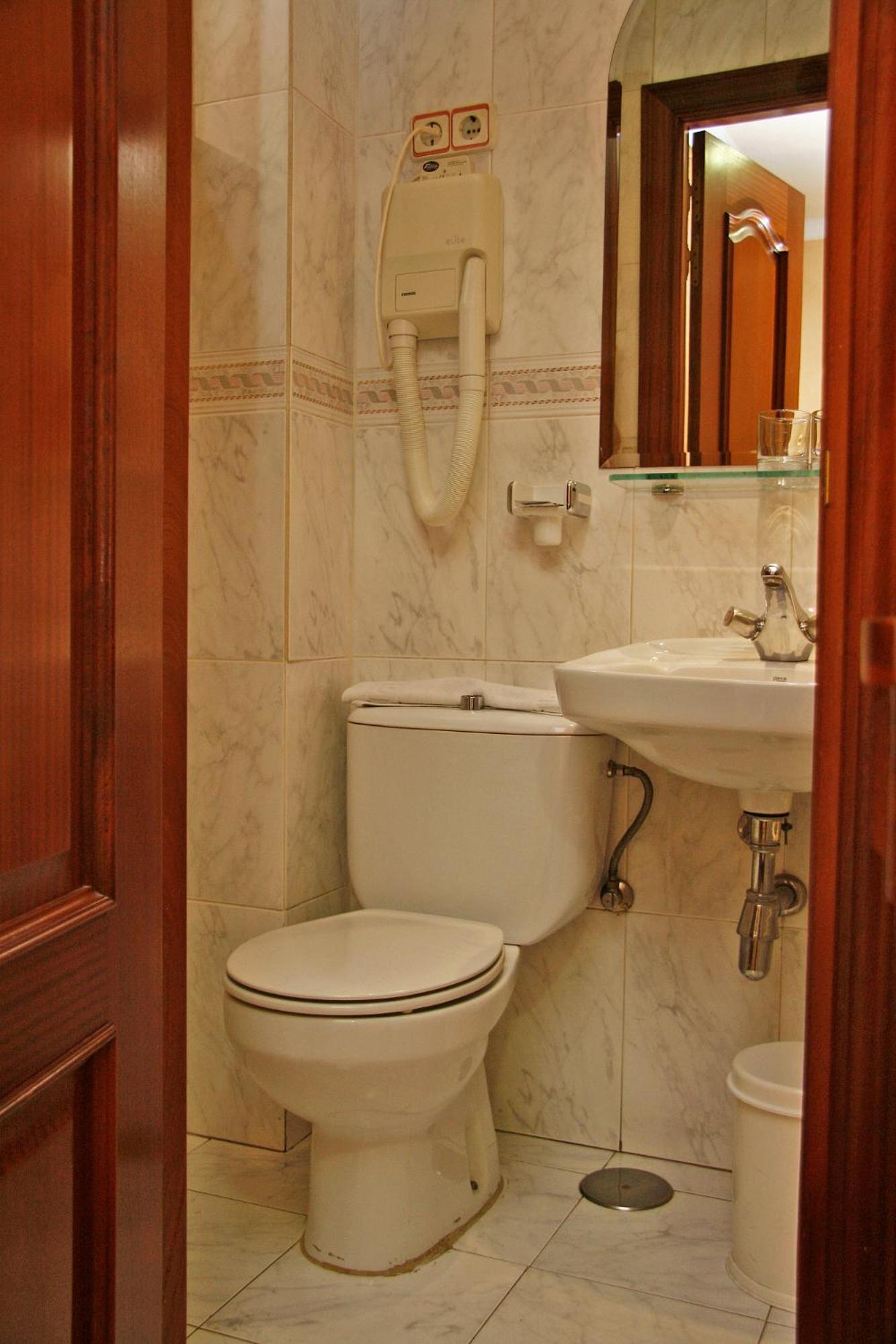 Hostal Victoria III Madrid Exterior foto