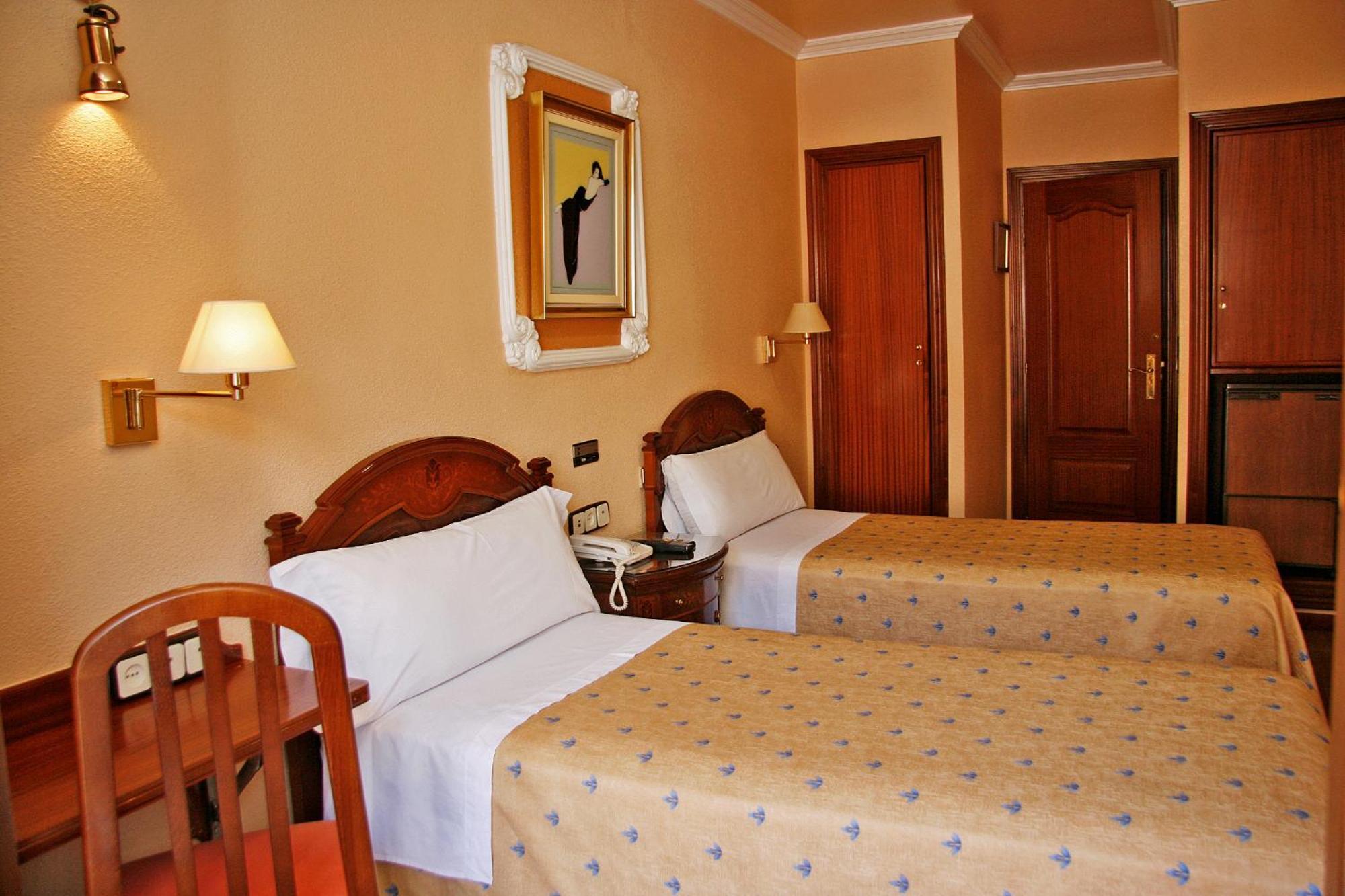 Hostal Victoria III Madrid Exterior foto