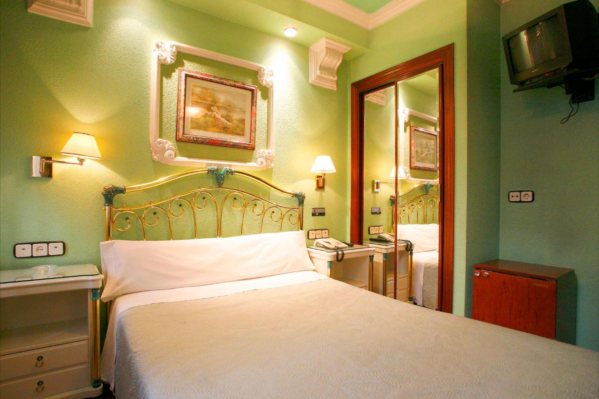 Hostal Victoria III Madrid Exterior foto