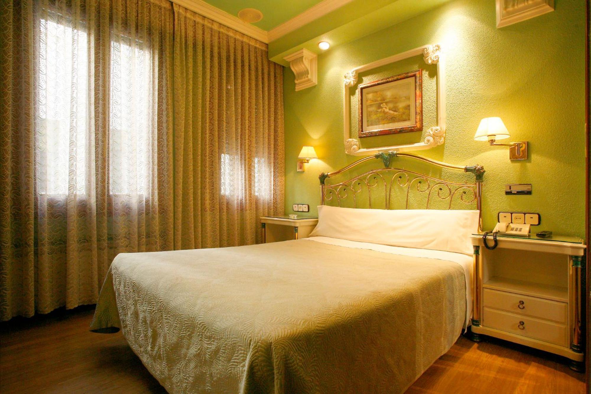 Hostal Victoria III Madrid Exterior foto