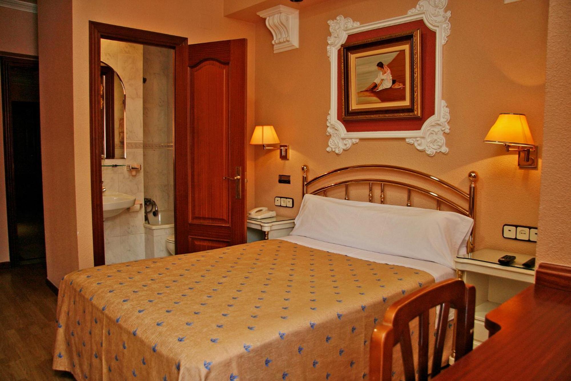 Hostal Victoria III Madrid Exterior foto