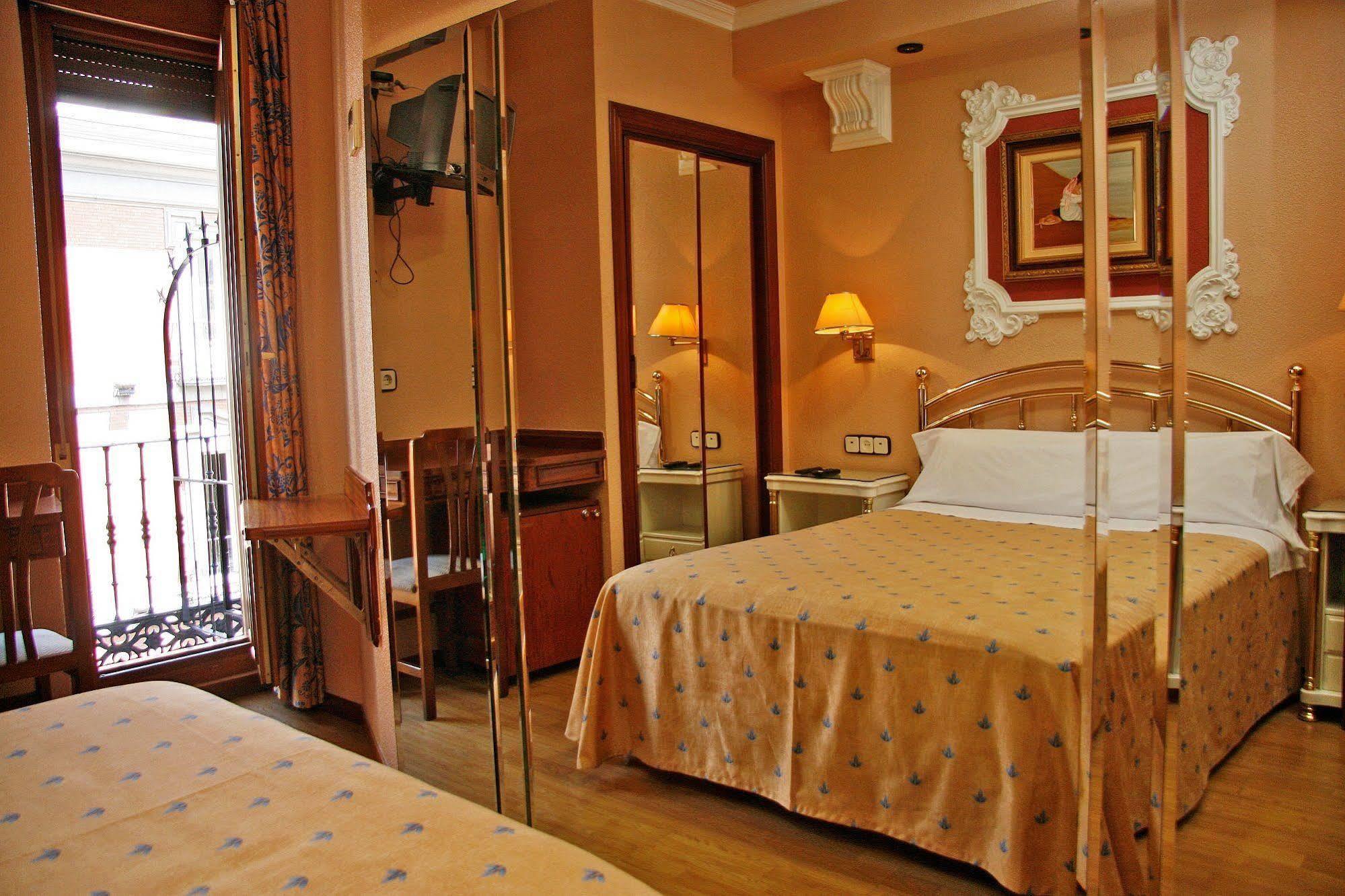 Hostal Victoria III Madrid Exterior foto