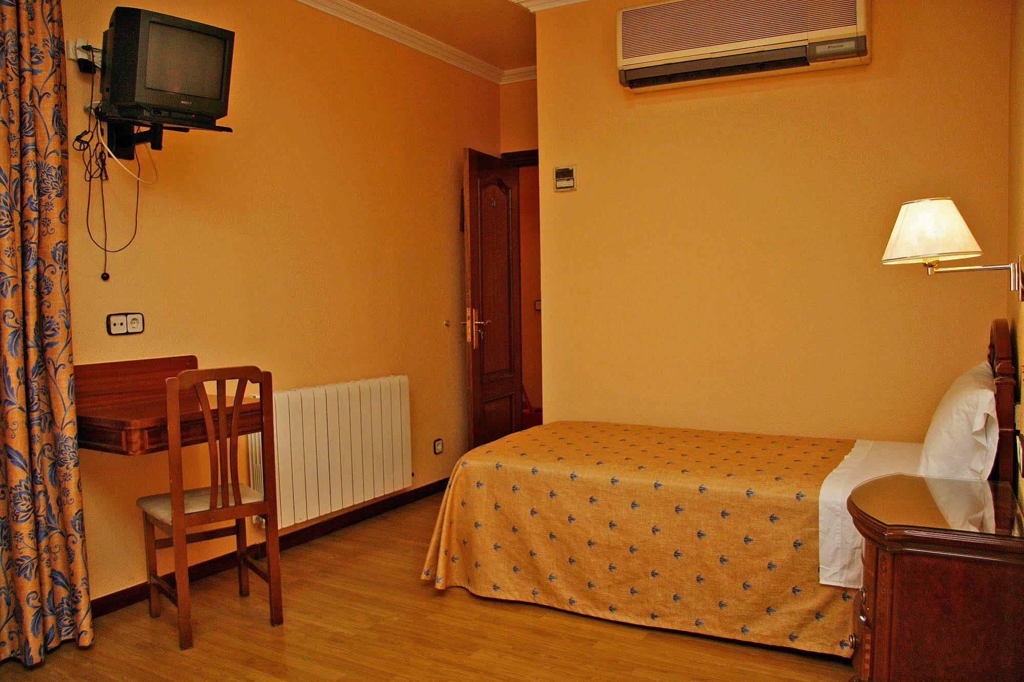 Hostal Victoria III Madrid Exterior foto