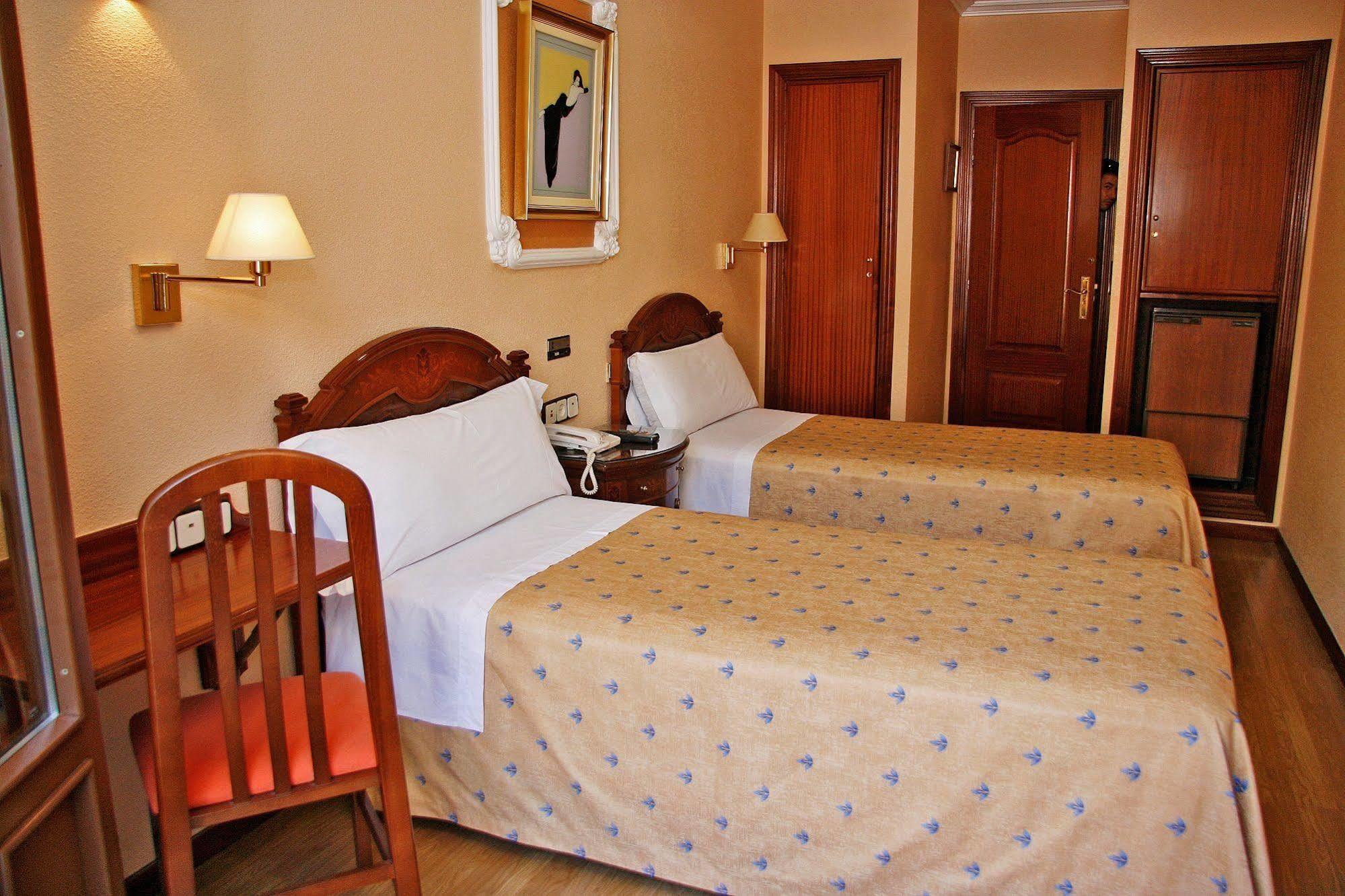 Hostal Victoria III Madrid Exterior foto
