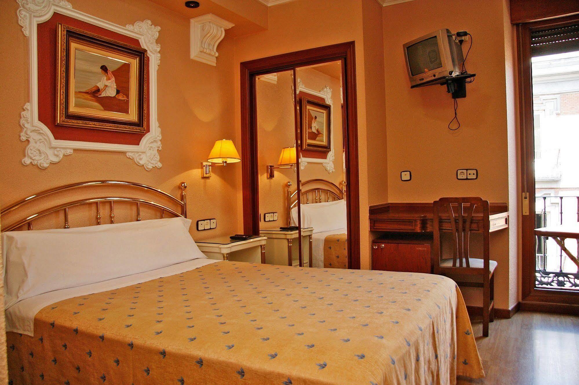 Hostal Victoria III Madrid Exterior foto