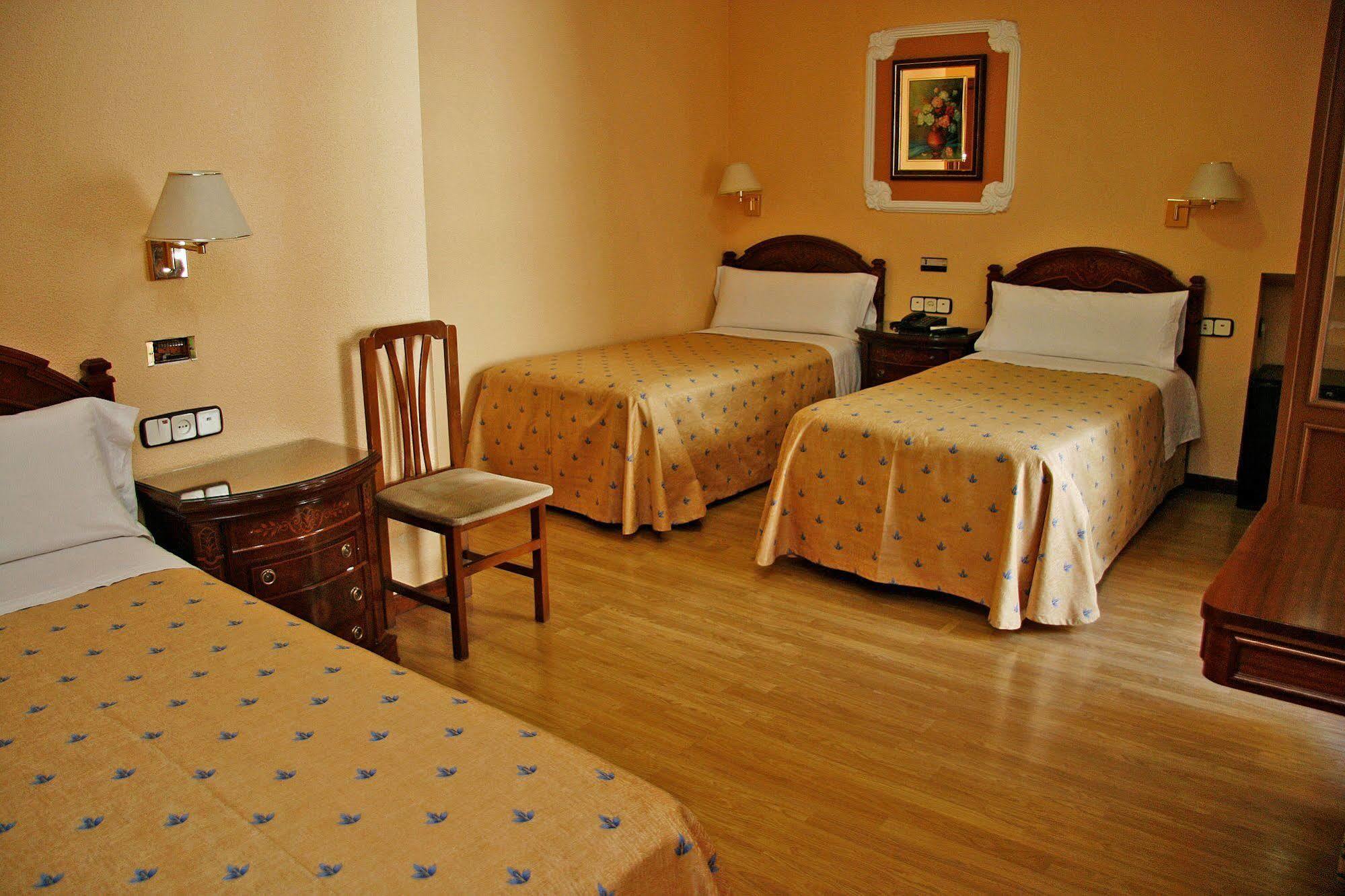 Hostal Victoria III Madrid Exterior foto