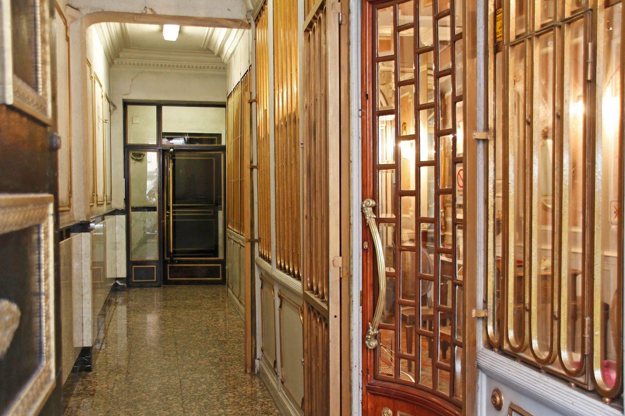 Hostal Victoria III Madrid Exterior foto